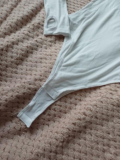 Zaujímavé biele elastické body zn.cropp veľ.m, m