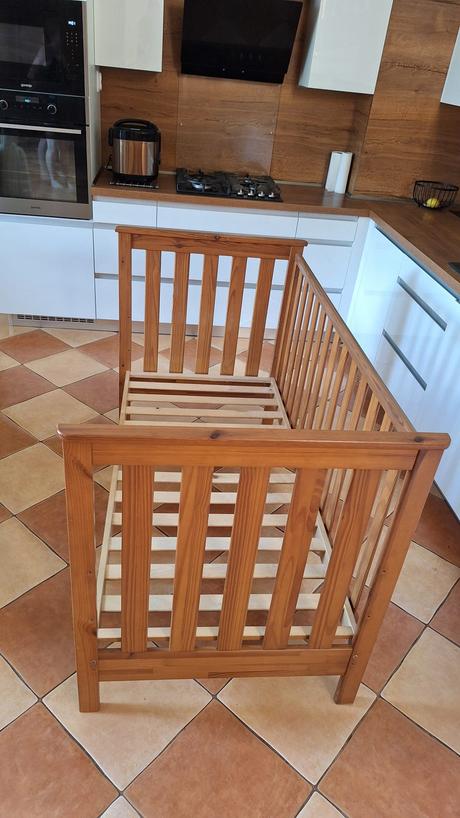 Detská postieľka z masívneho dreva, zachovalá, šírka (cm): 70,dĺžka (cm): 140