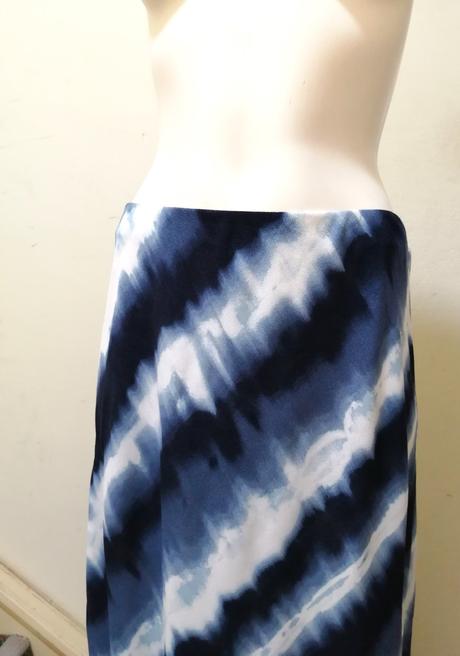 Dlha modro-biela sukna, vel. 40, l