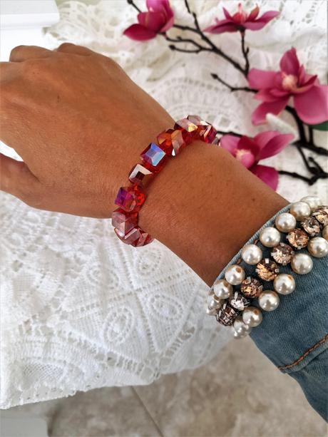 Náramok s lesklými korálikmi, 