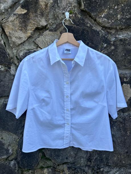 Krátka biela blúzka, s