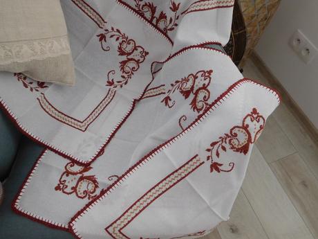 Ponúkam ručne vyšívaný set obrusov-v hnedom,, 