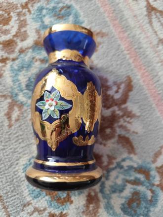 Váza so zlatým zdobením, 