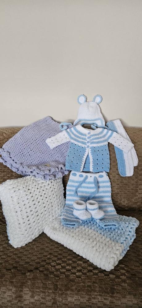 Predám handmade hačkované čiapky, deky, oblečenie, <50