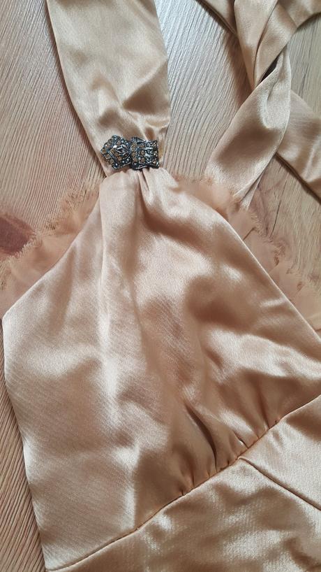 Zlaté spoločenské šaty, 34