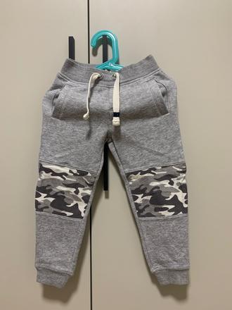 Sivé tepláky s army vzorom na kolenách cherokee, cherokee,104