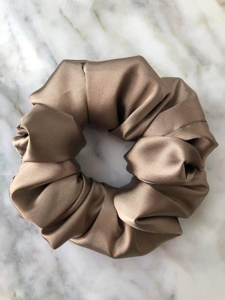 Saténová gumička scrunchie coffee, 