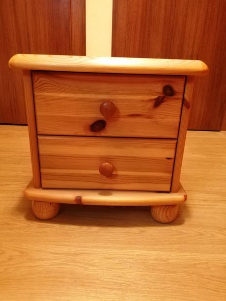 Nočný stolík z masívu, 