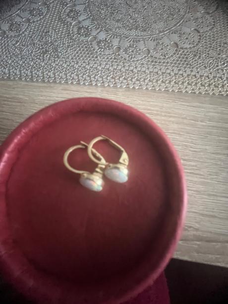 Zlate z opalom, 