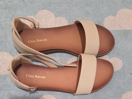Sandale, clara barson,36