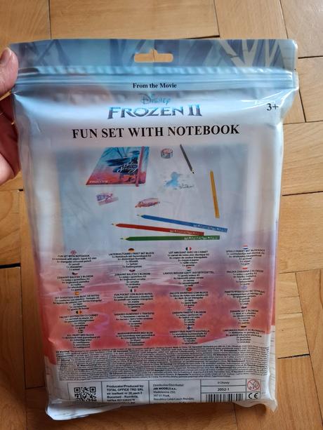 Diár frozen s písacími potrebami, 