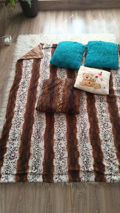 Prehoz s leopardím motívom a 4 vankúše,