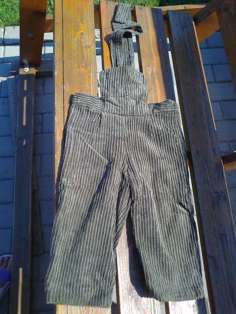 Nohavice s trakmi, 86