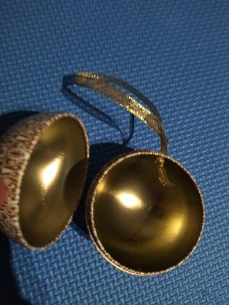 Vianočné ozdoby na otváranie na darovanie,