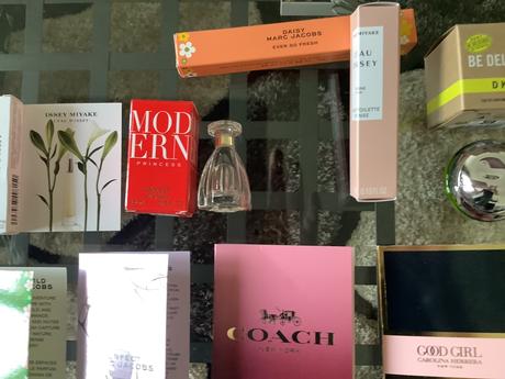 Vialky vôní, kabelkové balenia a miniatúrky, 