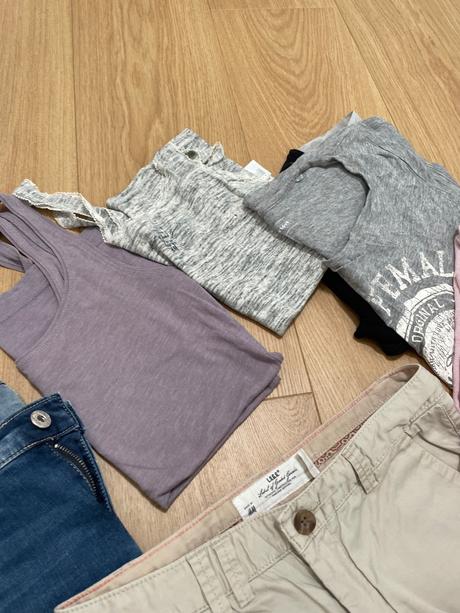 Balík oblečenia, s