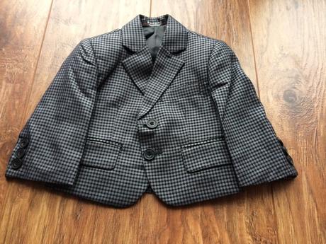 Predám kompletný oblek pre cca ročného chlapčeka, 80