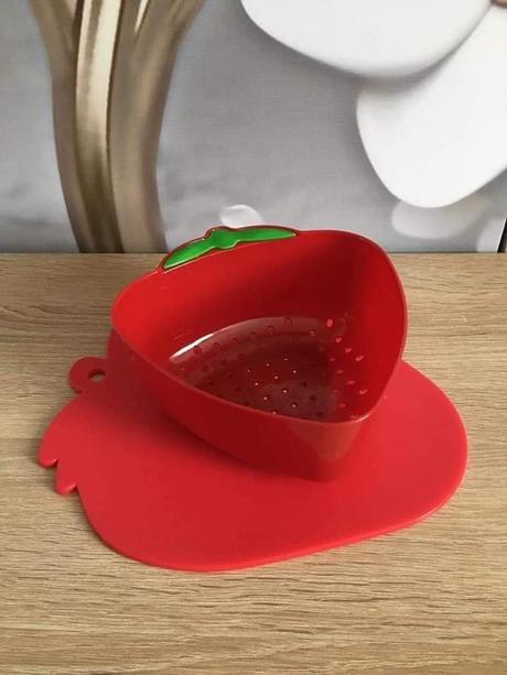 Cedník jahoda teraz s darčekom., 