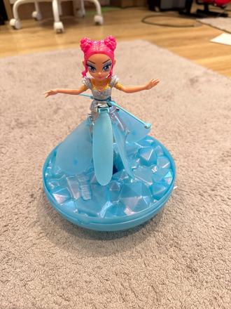 Lietajúca vila hatchimals,