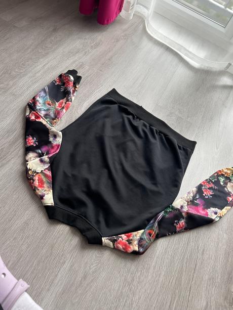 Bomberka kvetinova, s