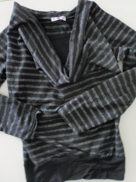 Čierny svetrík so striebornými pásikami, m