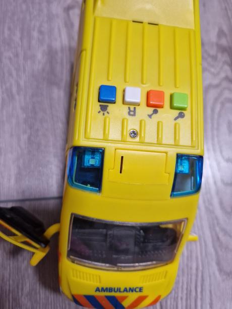 26de_policajne auta a sanitky,