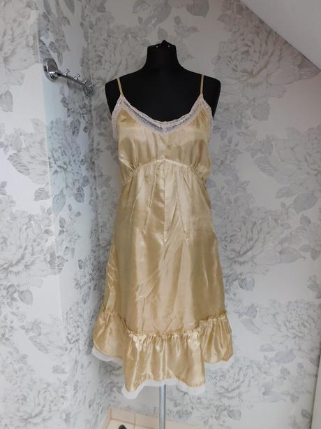 Velmi pekne lahučke šaty, 38