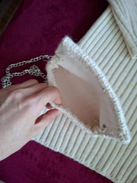 Svetrové šaty s kabelkou, 146