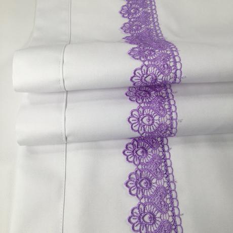 Biely stredový obrus s fialovou krajkou,