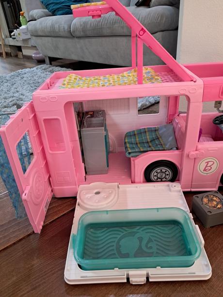 Barbie karavan,kon,kozmeticky stolik, 