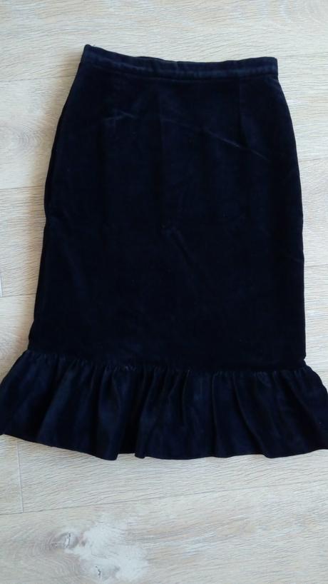 Čierna zamatová sukňa, 164