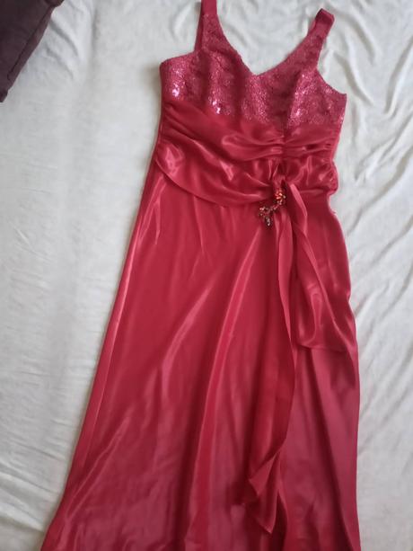 Dlhé,krásne spoločenské šaty, 44