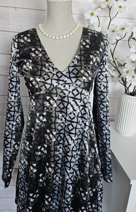 Krásne zaujímavé šaty, m