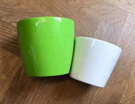 Kvetináče, biely keramický, zelený plastový, 