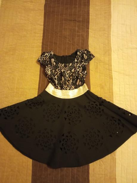 Spoločenské šaty s vydierkovanou suknou, 92