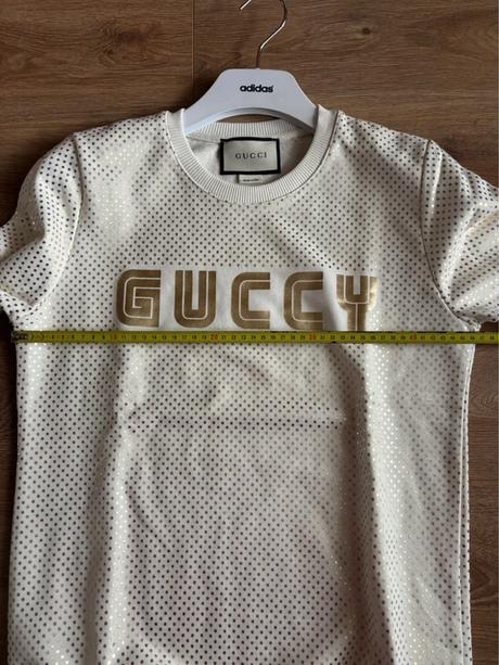 Mikina so zlatými bodkami, s