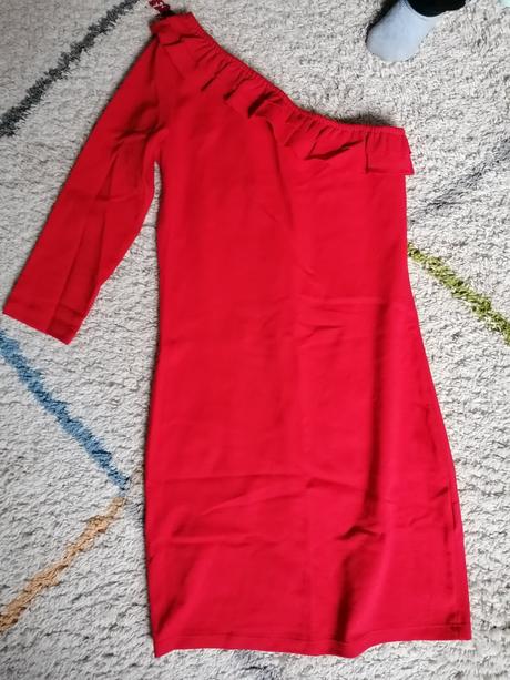 Červené šaty, s