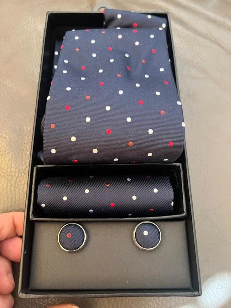 Kravata s manzetovymi gombikmi a vreckovkou, 