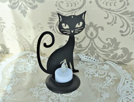 Svietnik s mačička so sviečkou,