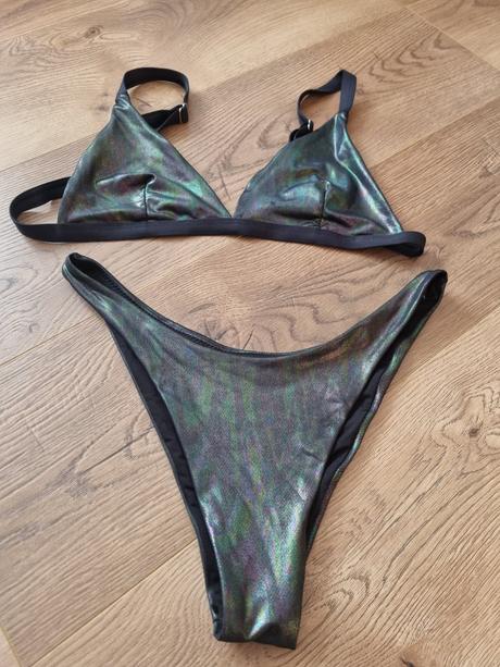 Lesklé bikiny brazilky s vysokým vykrojením, s