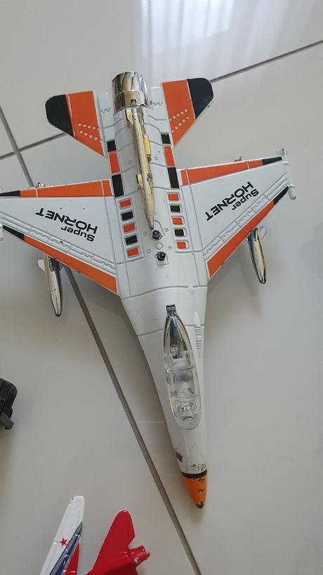 Kovové vojenské hračky,