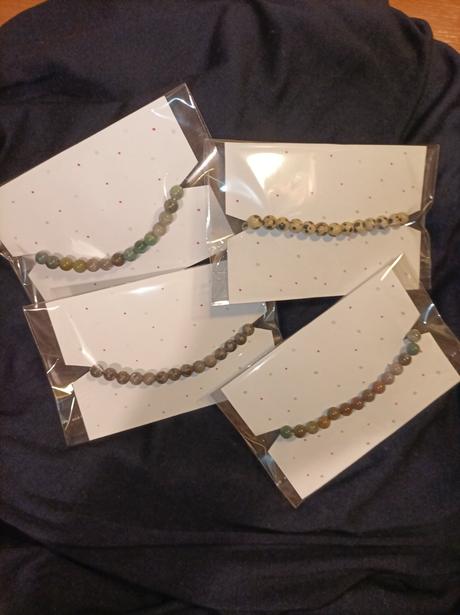 Náramky z prírodných kameňov,