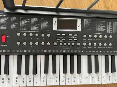 Keyboard /klávesy/ malé digitálne piáno,