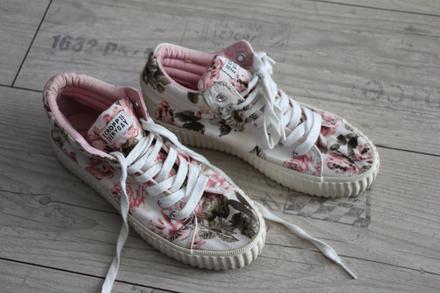 Kvetinkové tenisky, 37