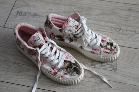 Kvetinkové tenisky, 37