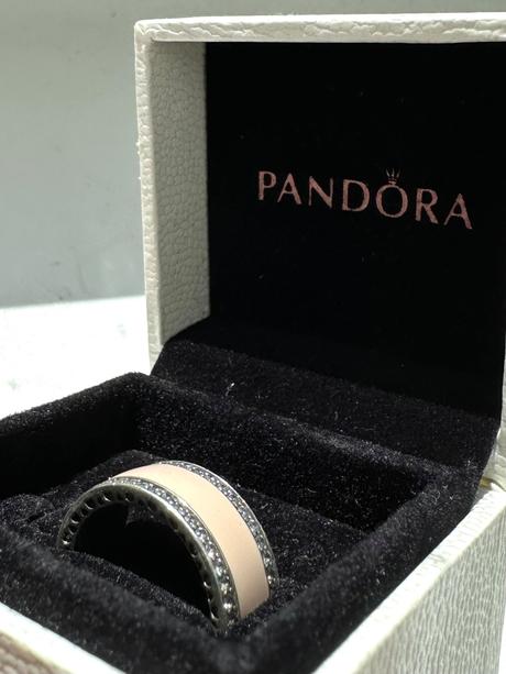 Strieborný široký prsteň značky pandora, pandora