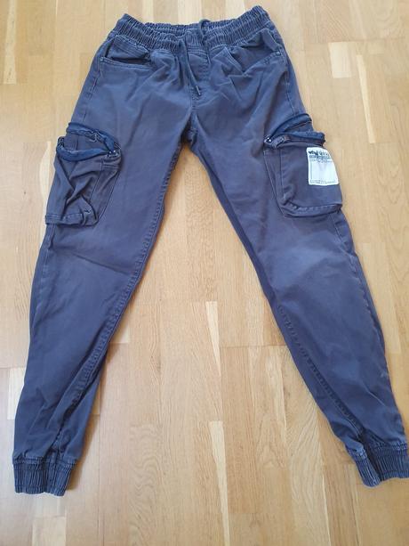 Kapsačové nohavice, chapter young,164