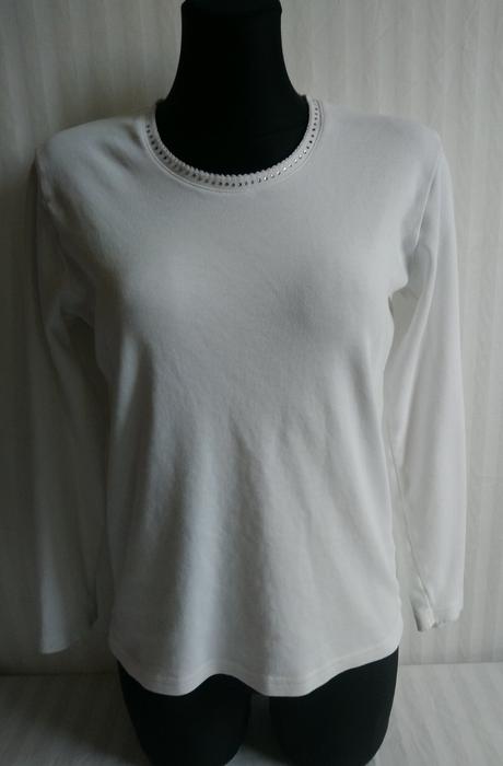 Elastický biely top, kamienky okolo výstrihu italy, m