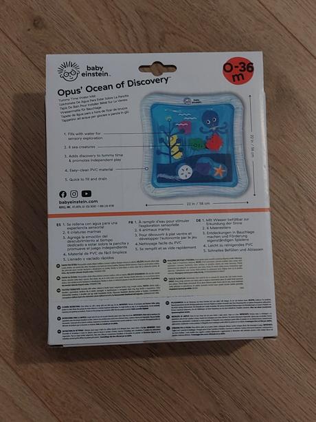 Kocky, kniha, nálepky, podložka,