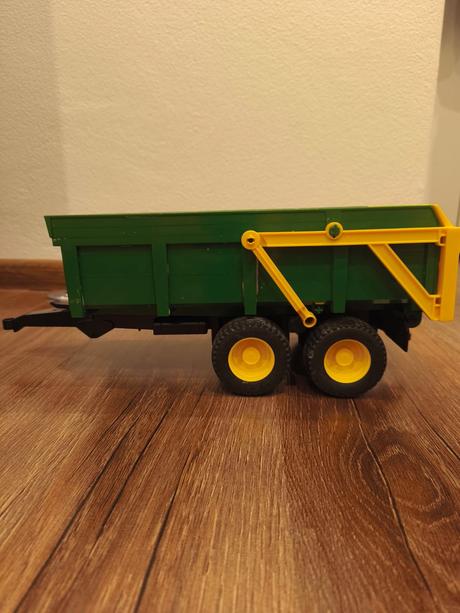 Bruder traktor john deere s vlečkou, 